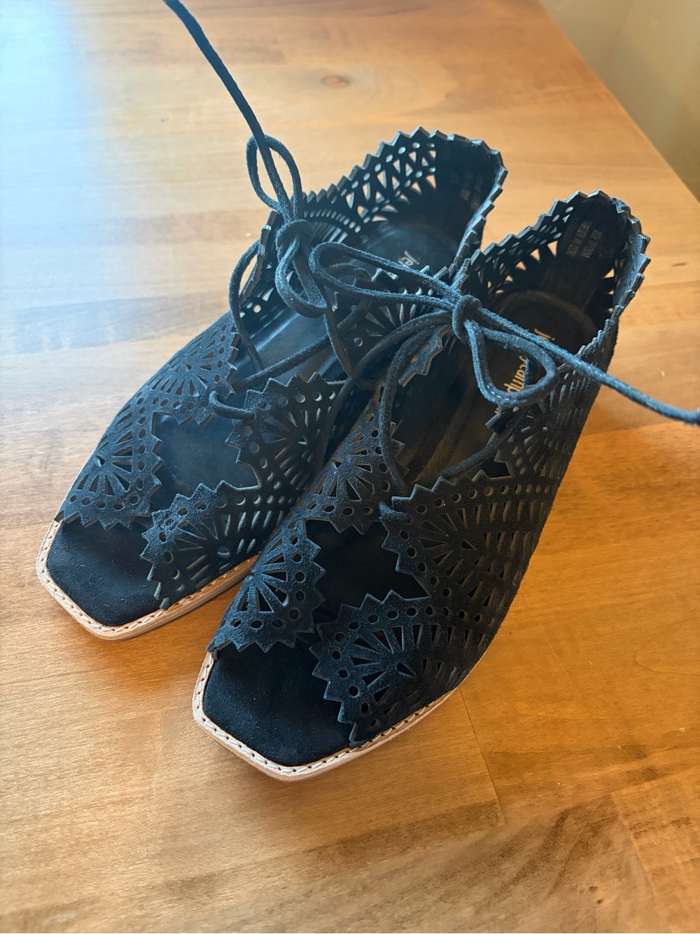 Jeffrey Campbell Espejo Laser Cut Suede Wedge Sandals Black Size 7.5 - Picture 2 of 8